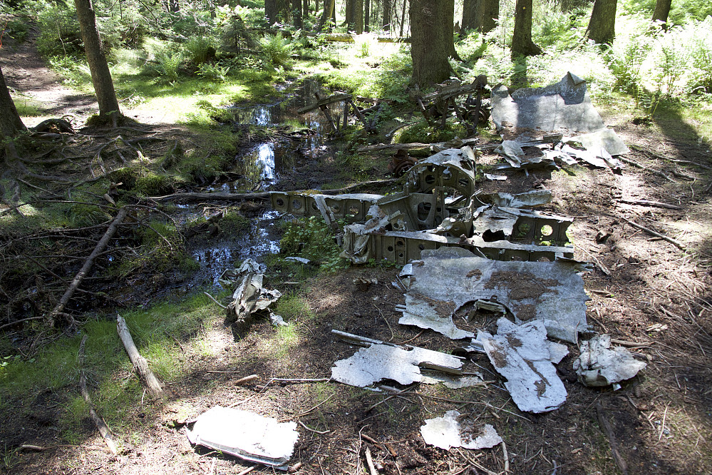 Restene etter flyet som styrtet nedenfor Hansakollen i 1942