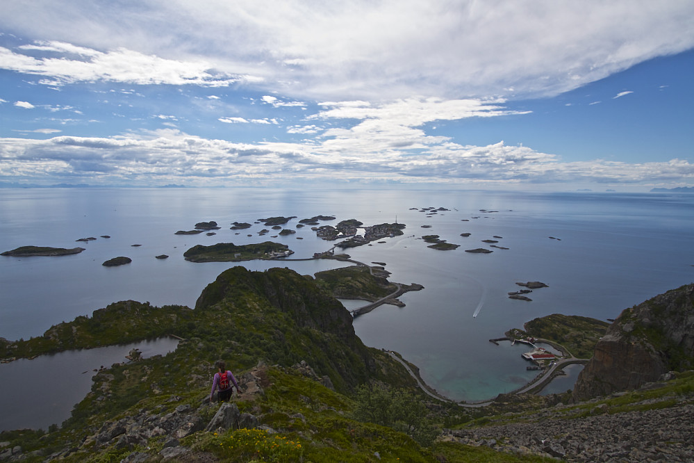 Utsikt mot Henningsvær fra stien mot toppen