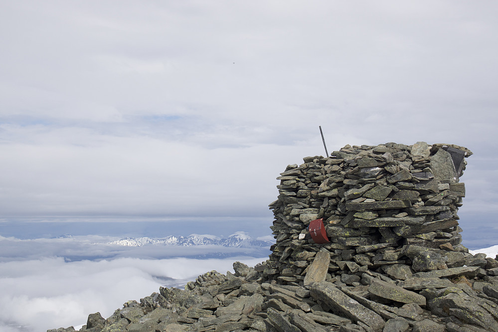 Varden på toppunktet, med Lyngsalpene i bakgrunnen