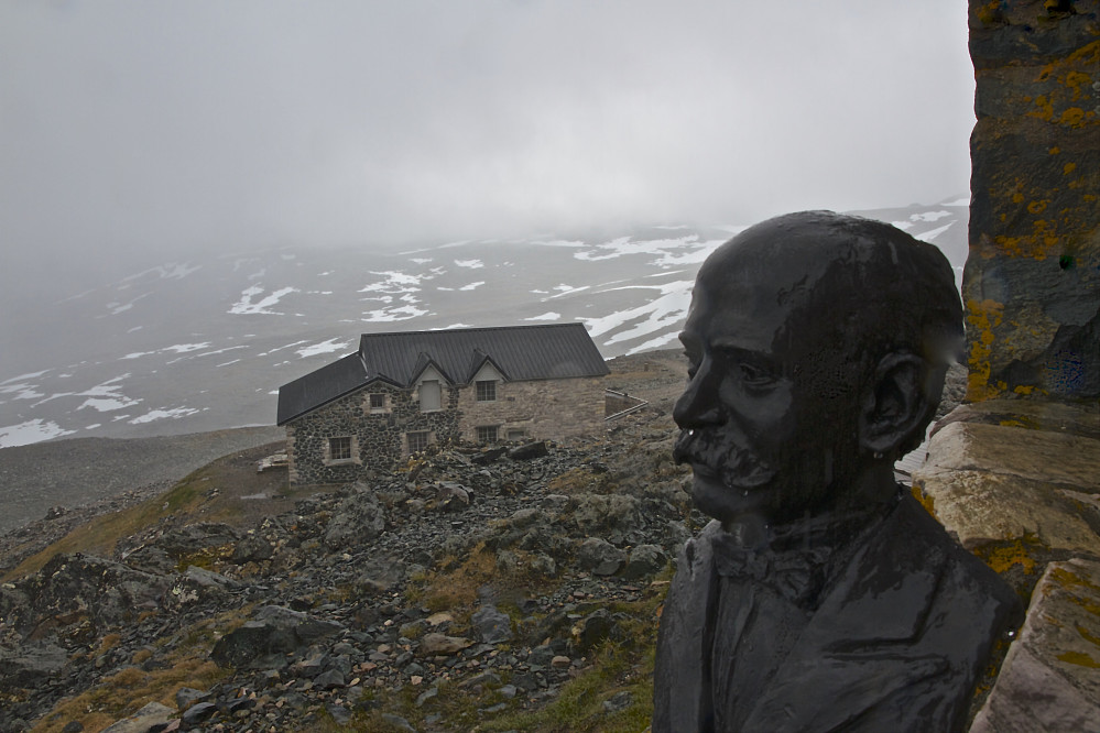 Bysten av pioneren og oppfinneren Kristian Birkeland i forgrunnen, og den restaurerte hovedbygningen i bakgrunnen