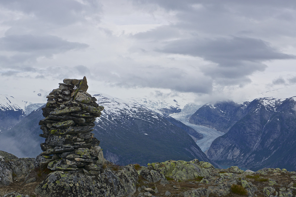 Utsikt fra toppunktet på Myrhyrna, mot bl.a. Nigardsbreen