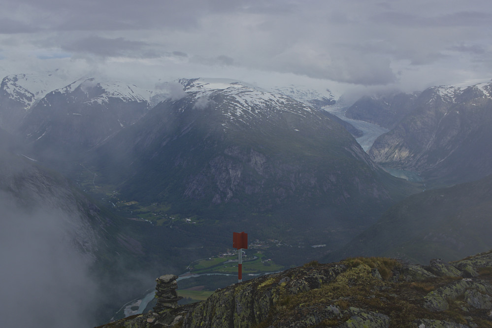 Fra utsiktspunktet mot Krundalen, Gjerde og Nigardsbreen