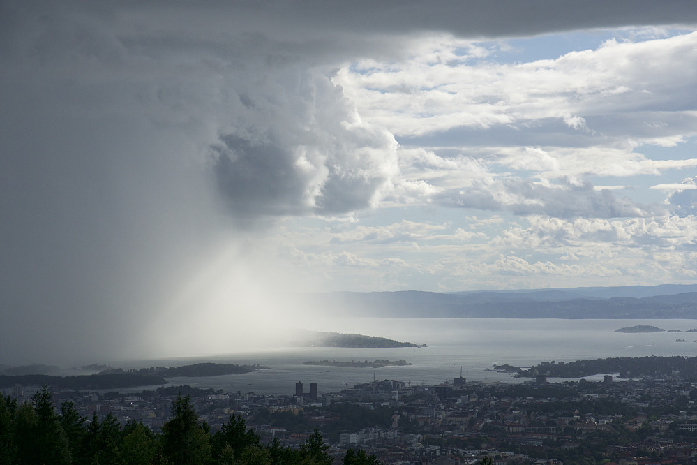 Merkelige skyformasjoner over Oslo, sett fra Grefsenkollen