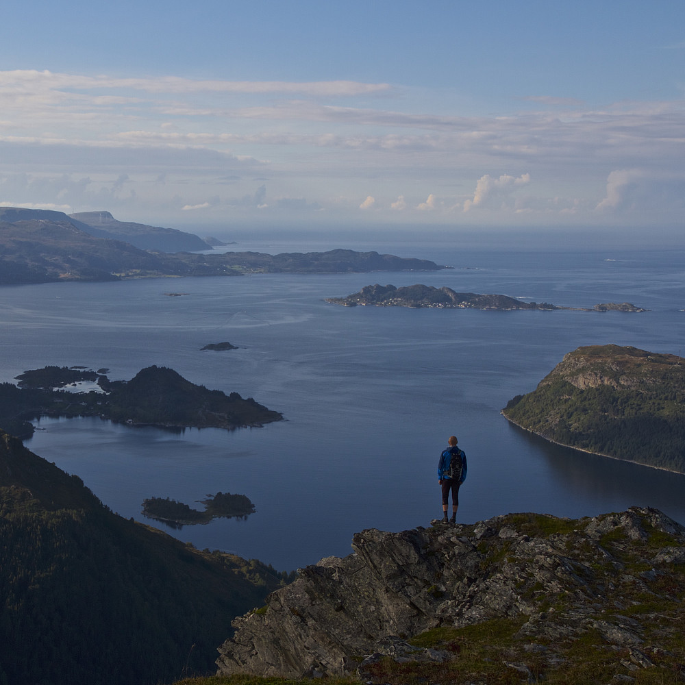 Fra utsiktspunktet på Flistrahornet, med utsikt bl.a. mot Barmøya, Silda og Vågsøy