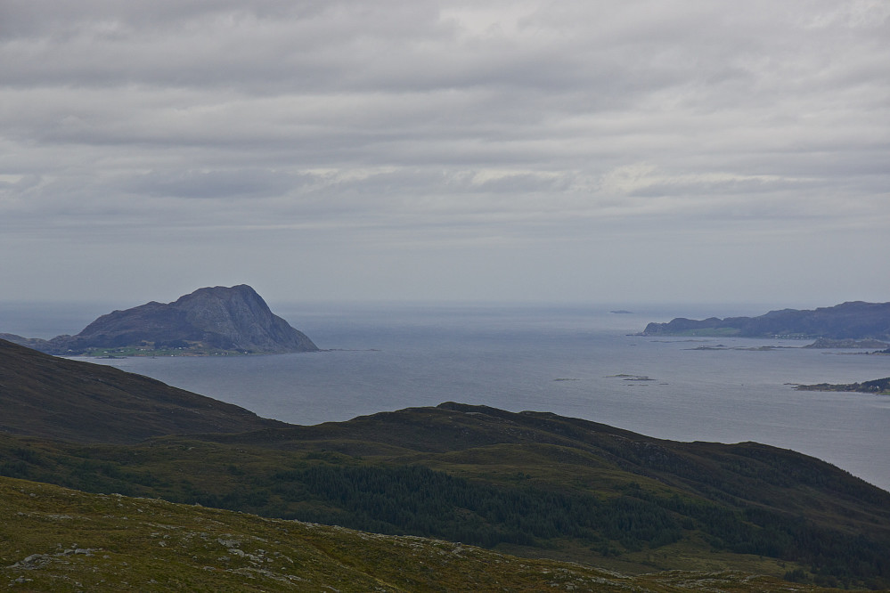 Utsikt fra Steinegga mot bl.a. Revjehornet og Kvamsøya
