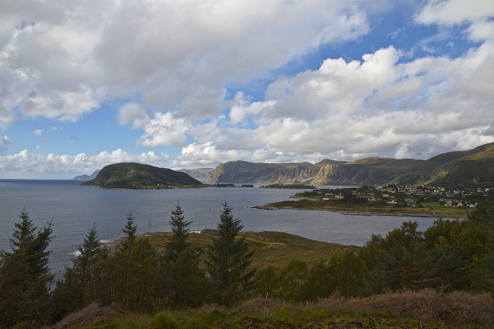 Utsikt fra det høyeste punktet på Salt, mot Selja og Selje.