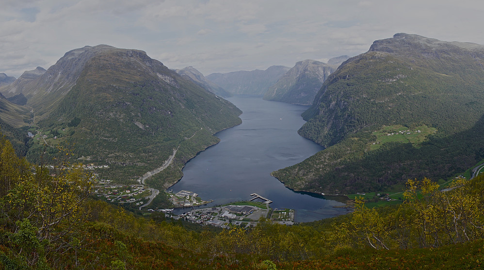 Utsikt fra stien nedenfor Skaret. Sett fra venstre: Sunnylvs-Moldskredddalen, Hellesylt, Sunnylvsfjorden, Nokkenibba og Åsen
