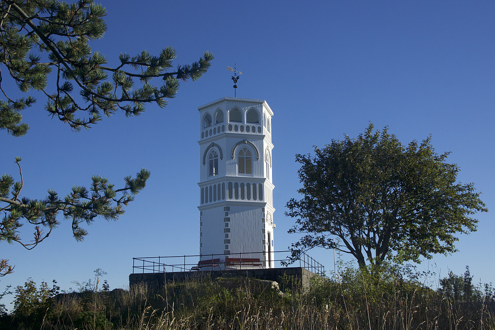 Det flotte murtårnet, som opprinnelig ble bygd i 1892 og gjenreist i 1993, markerer toppunktet Varden