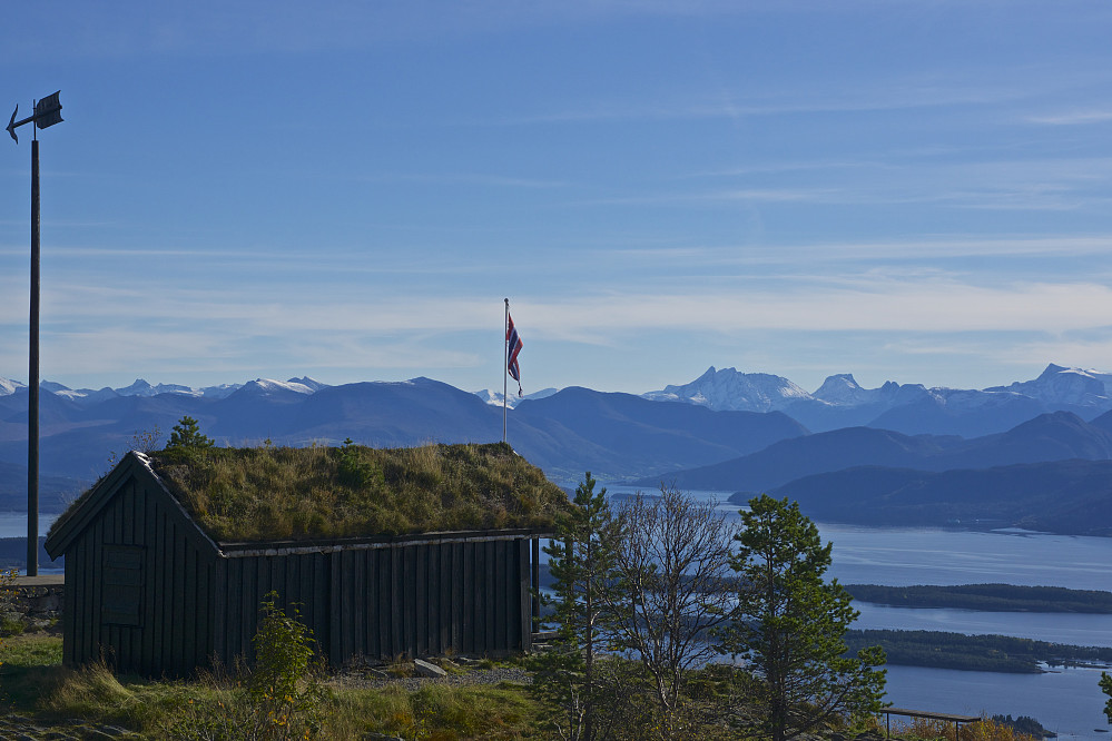 Utsikten fra sikteplaten rett ovenfor parkeringen, med utsikt mot bl.a. Store Vengetind, Romsdalshorn, Store Trolltind, Kongen, Dronningen og Finnan 