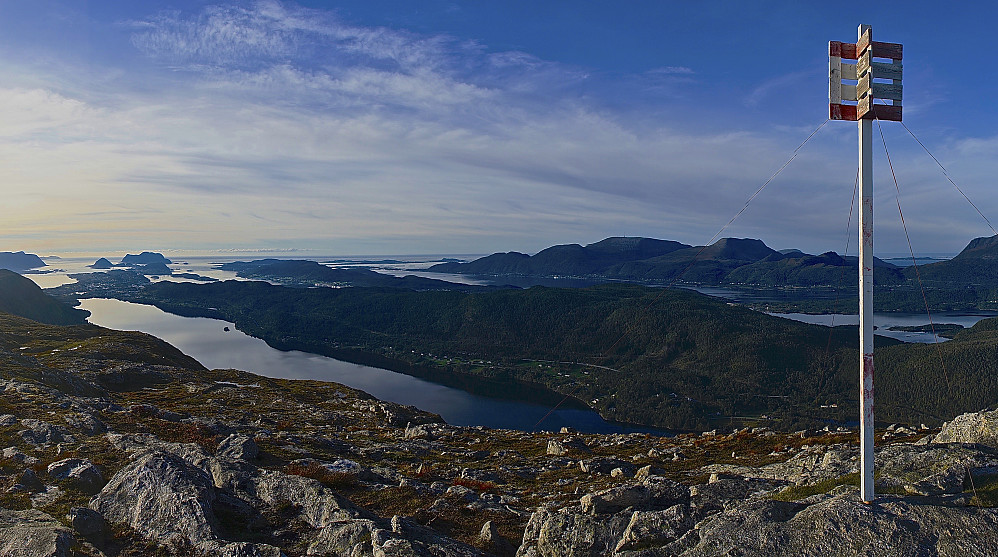 Utsikt fra Vasstrandegga mot bl.a. Brusdalsvatnet, Ålesund og Haram