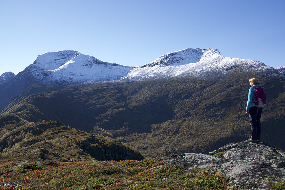 Utsikt fra Lievarden mot Duklidalen, Heimste- og Fremste Blåhornet