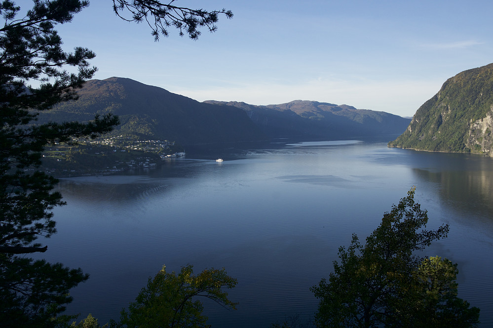 Utsikt mot Stranda og Storfjorden, sett fra stien nedenfor toppunktet på Veten Nord for