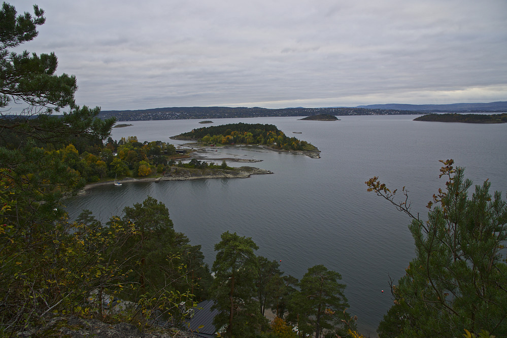 Fra utsiktspunktet på Malmøya mot bl.a. Nesodden, Malmøykalven og Langøyene