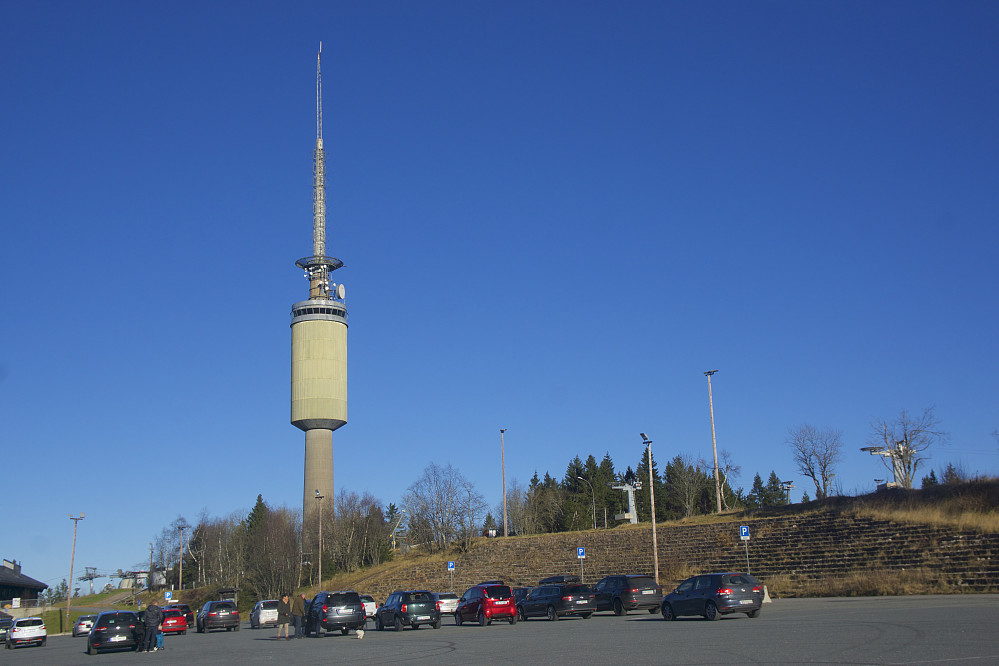 Det 118 meter høye Tryvannstårnet sett fra p-plassen ved skisenteret