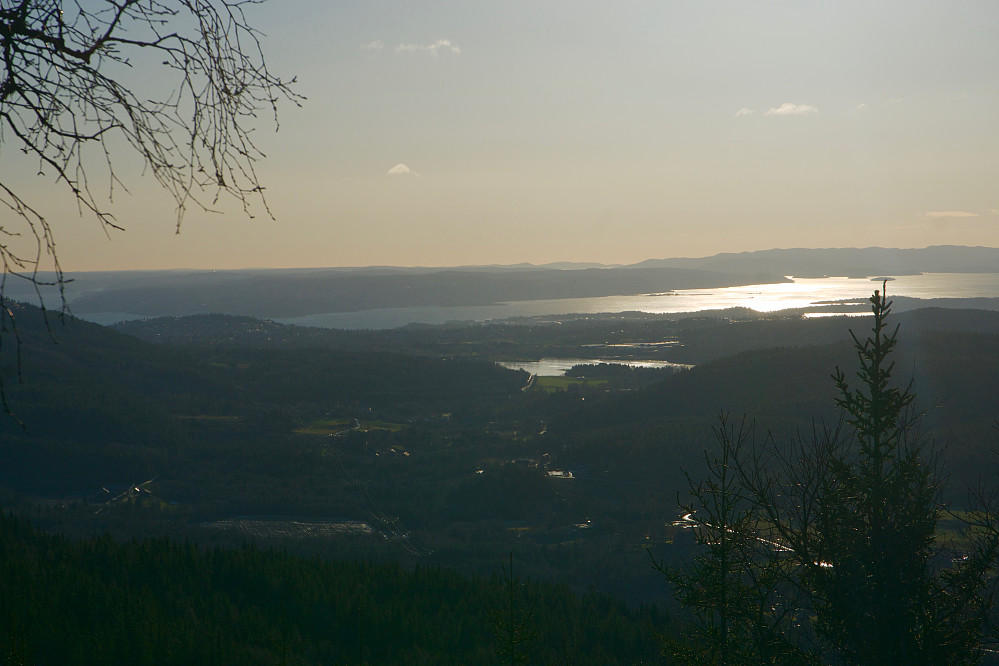 Utsikt mot Sørkedalen og Oslofjorden, sett fra stien ned fra Råkollen