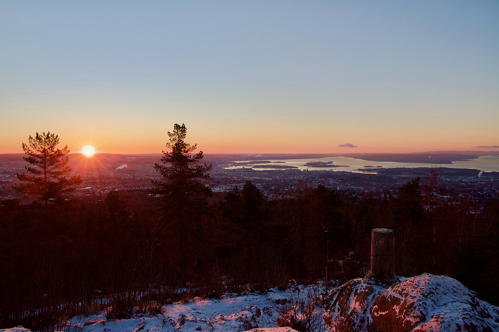 Soloppgang over Oslo sett fra utsiktspunktet på Vettakollen