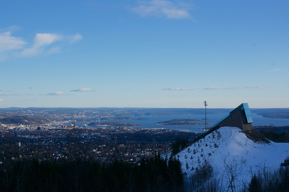 Midtstubakken og Oslo sett fra Holmenkollveien