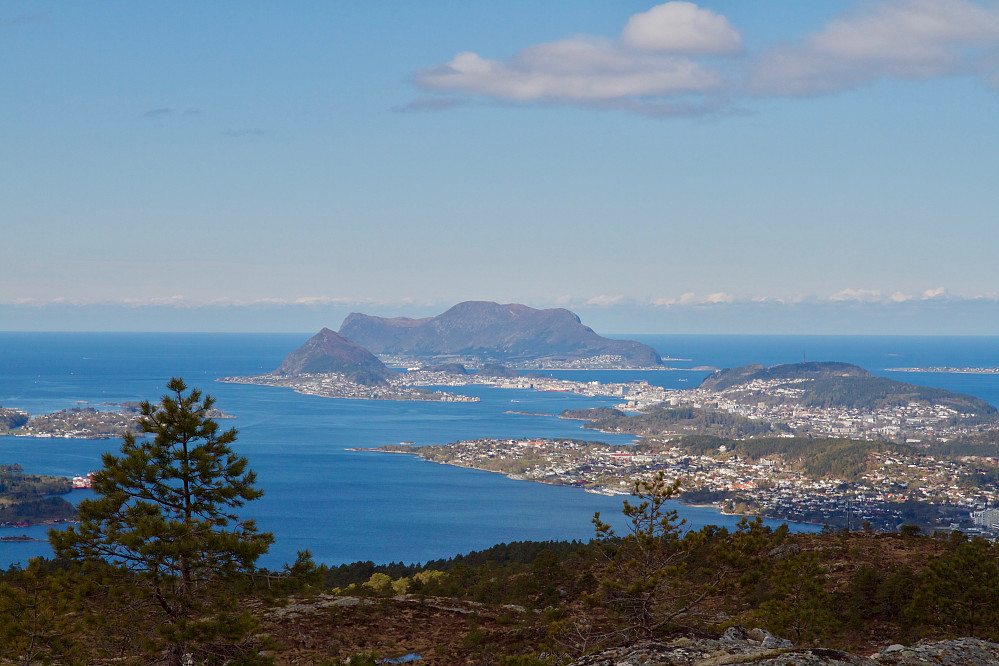 Utsikt fra Blindheimsfjellet mot Hessa, Godøya og Ålesund