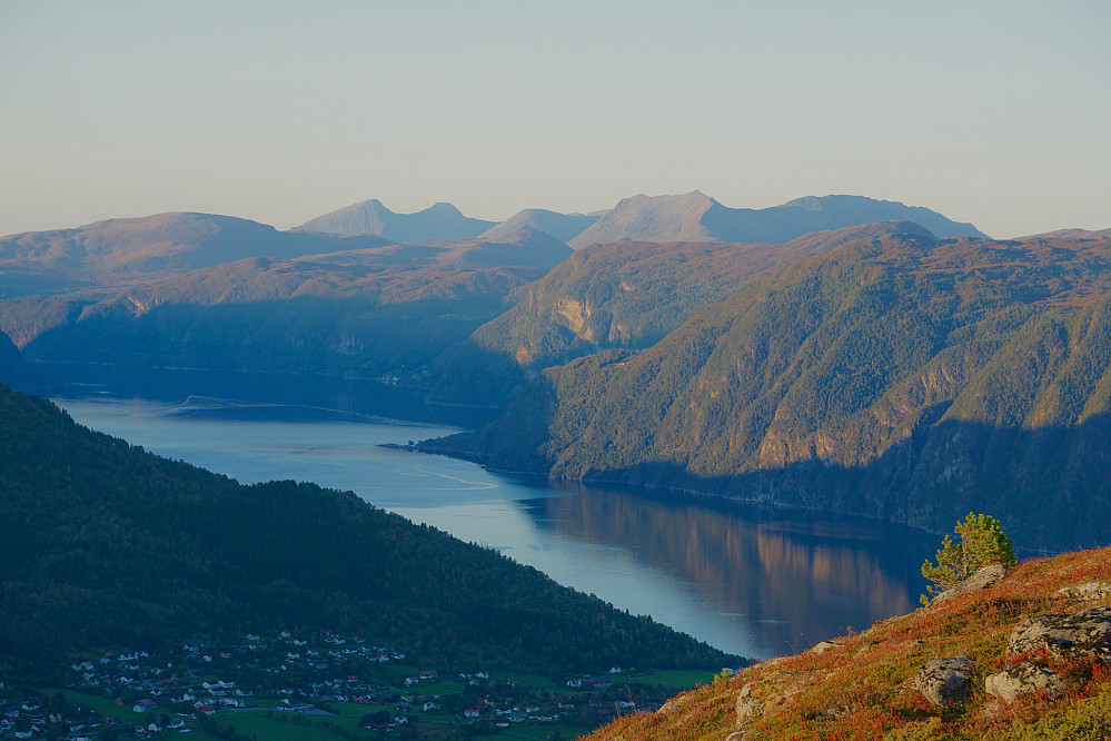 Utsikt fra Dregetua mot Storfjorden og Stordalsholmen