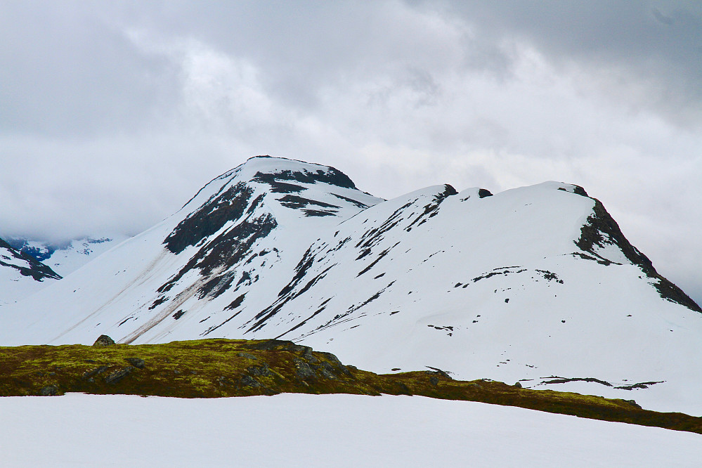 Rødsethornet (til høyre) og Løfonnfjellet sett fra Vardnakken