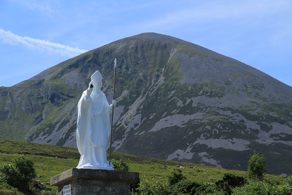 Croagh Patrick og statuen av St. Patrick 