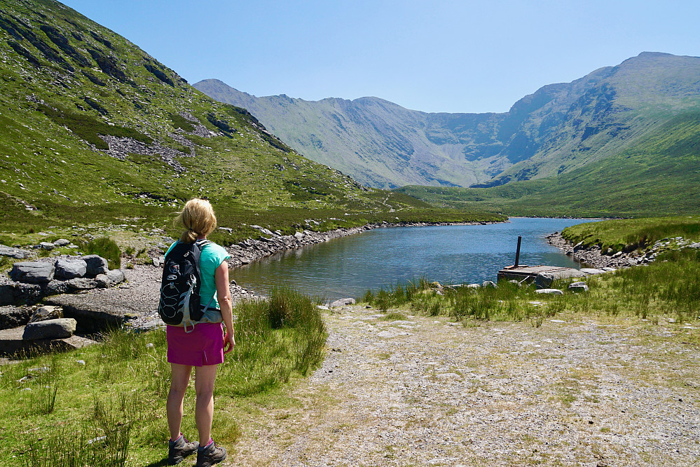 Deler av rundturen sett fra enden av grusveien som går fra Hydro Track carpark. Carrauntoohil er toppen midt i bildet.