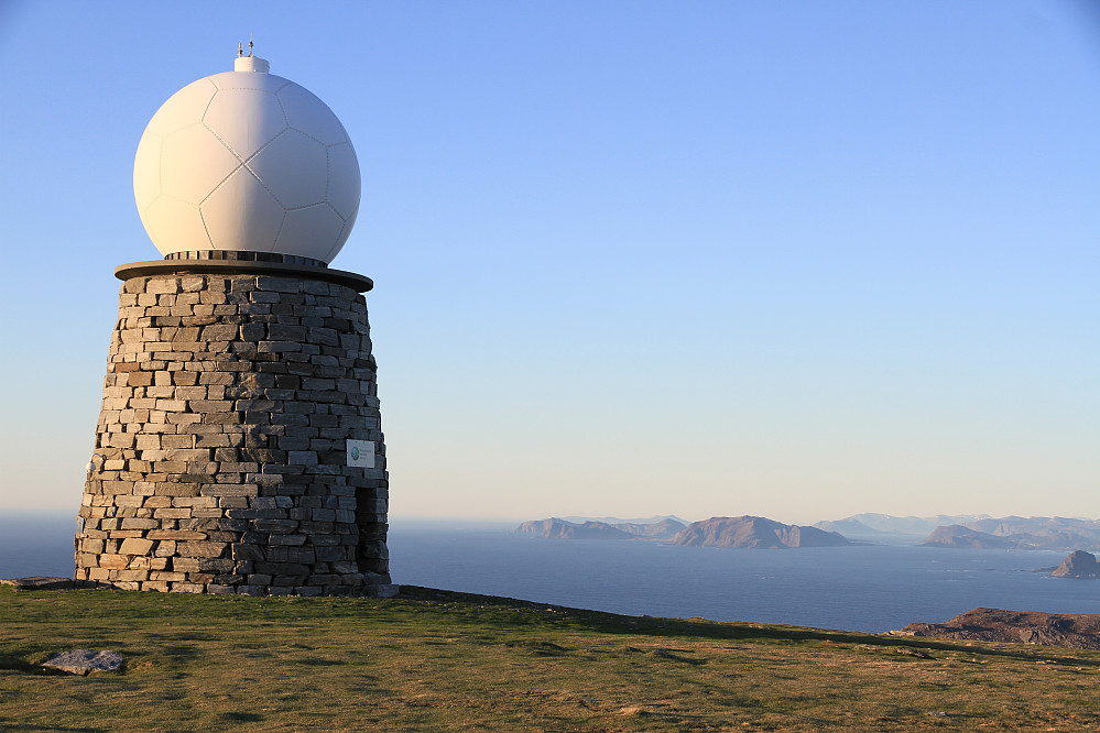 Radar Stad, en av Meteorologisk institutts værradarer, med utsikt mot øyene på Søre Sunnmøre