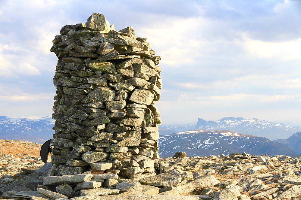 Varden på Kvamfjellet, med bl.a. sjøklippa Hornelen i bakgrunnen