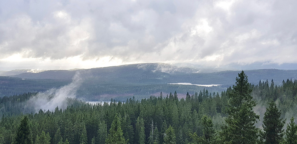 Øyungen og Øyungskollen sett fra et av utsiktspunktene i nærheten av Mellomkollen