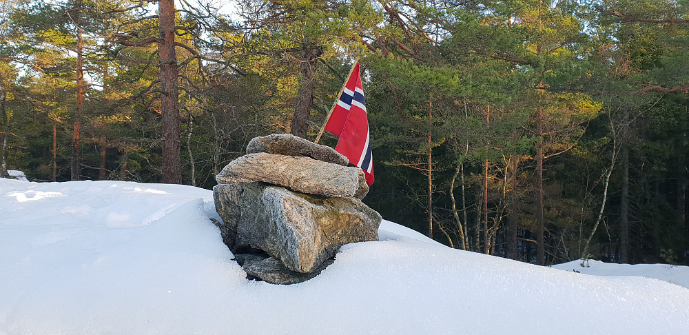 Den "gamle" kommunetoppen Sør for Høyåsen, fortsatt markert med et norsk flagg
