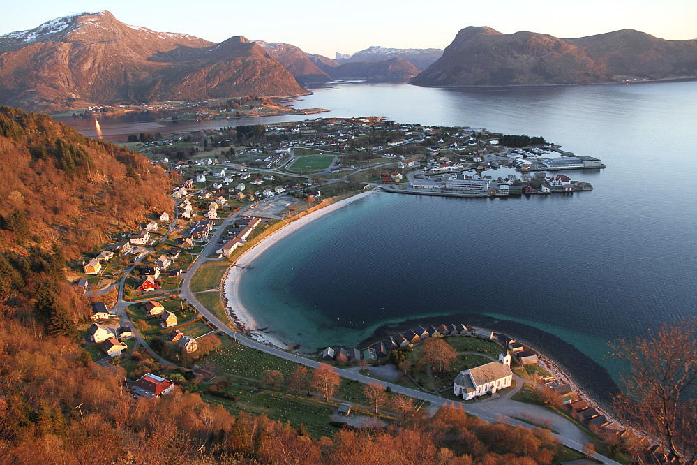Episk utsikt over Selje, Kvamfjellet, Hornelen og Barmøya