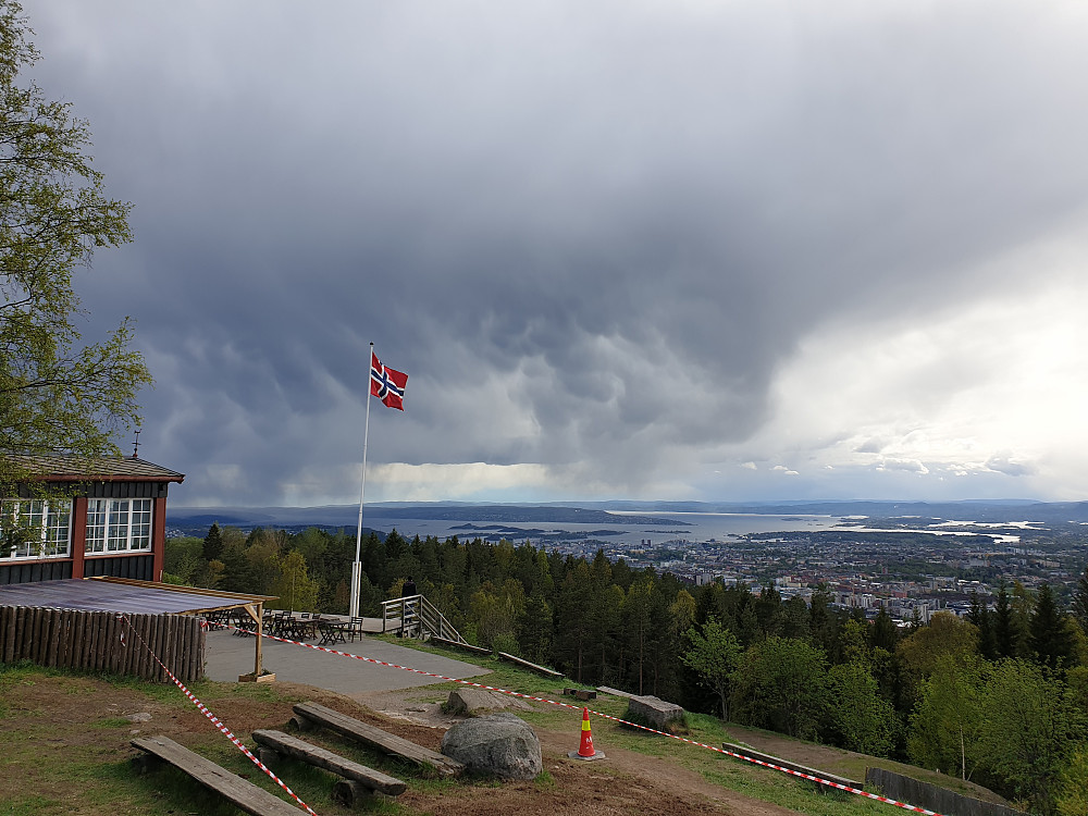 Mørke skyer på vei inn Oslofjorden