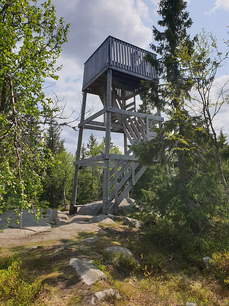 Tårnet på Svarttjernshøgda, den høyeste toppen i Nordmarka