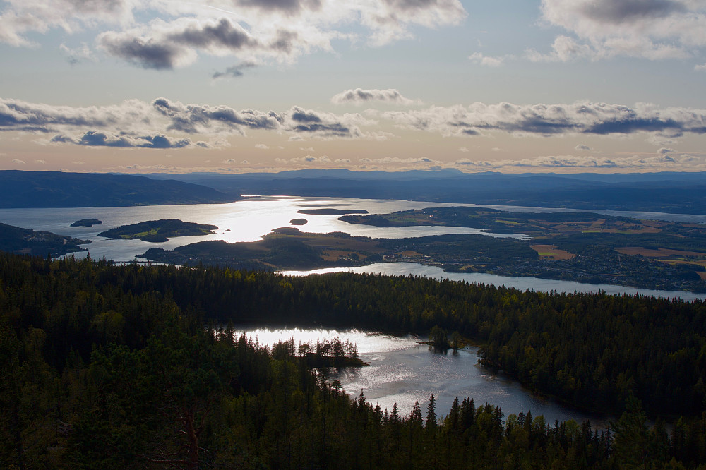 Utsikt fra Gyrihaugen mot Migartjern, Steinsfjorden og Tyrifjorden
