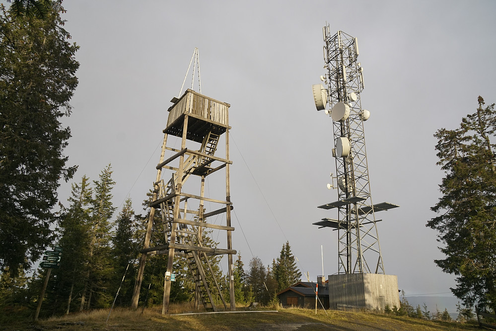 Tårnet på Lauvhøgda, kommunetoppen i Vestre Toten