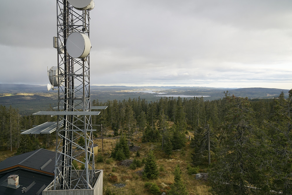 Utsikt fra tårnet, mot bl.a. Einavatnet, Skjelbreia og Svarttjernhøgda, den høyeste toppen i Nordmarka
