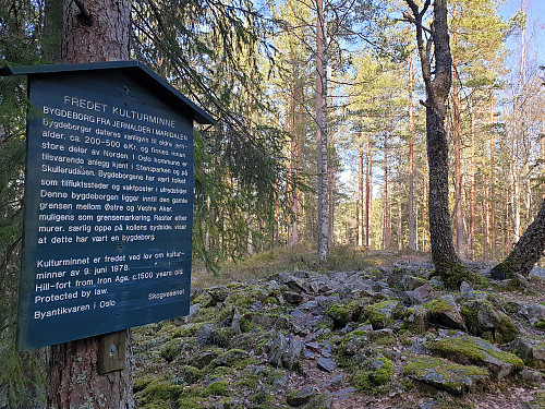 Infoskiltet ved bygdeborga ved Monsetangen