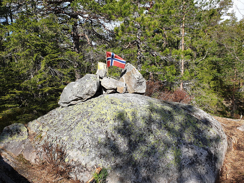 Toppunktet på Barlindåsen, 398 moh., høyeste toppen i Østmarka