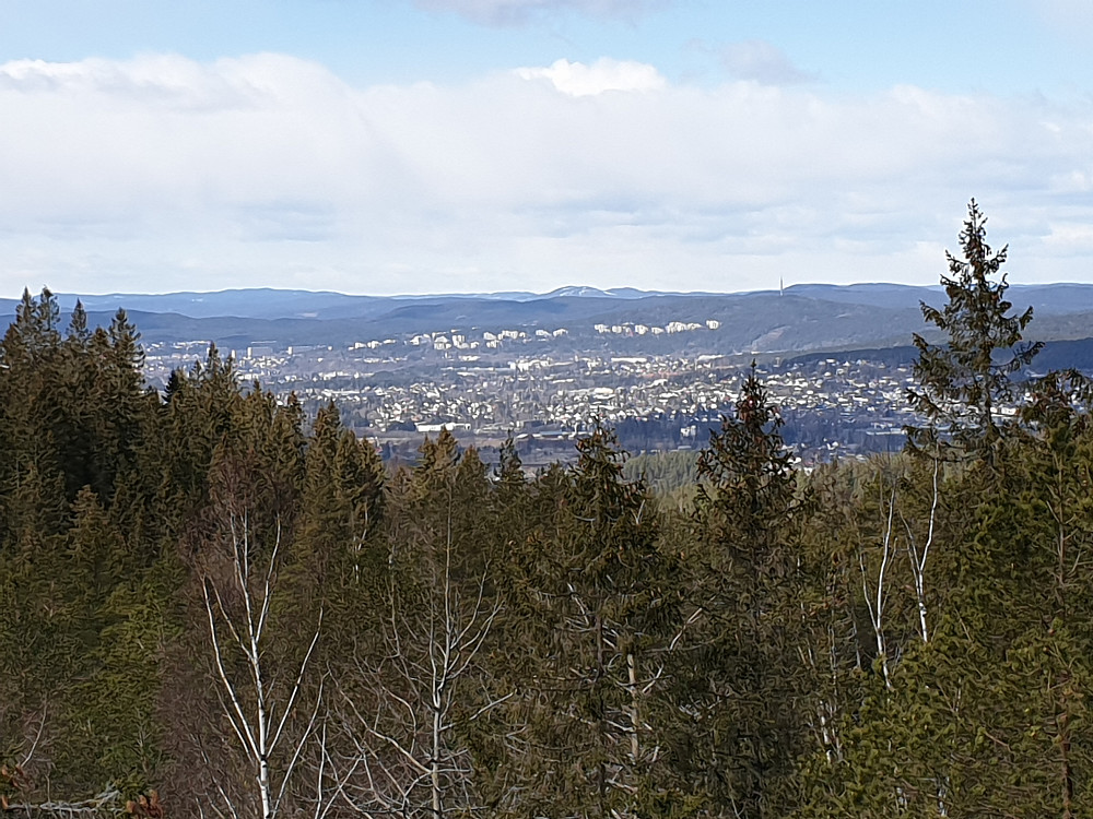Utsikt mot Oslo, sett fra Ramstadslottet, 394 moh., den tredje høyeste toppen i Østmarka
