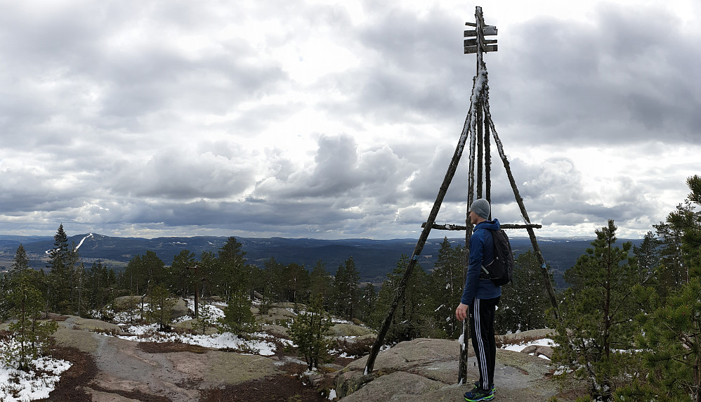 Fotsignalet på Bukollen, men utsikt mot bl.a. Nordmarka, Varingskollen og Nittedal
