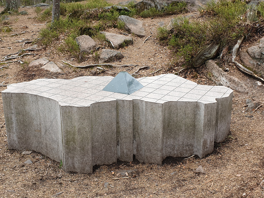 Kunstverket som markerer Oslos geografiske midtpunkt, like ved Nedre Blanksjø, øst for Sognsvann