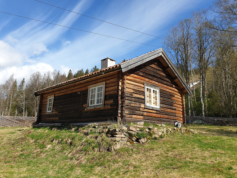 Holen, det eneste  gjenværende huset med moldbenk i Aker, kjentmannspost nr. 31.