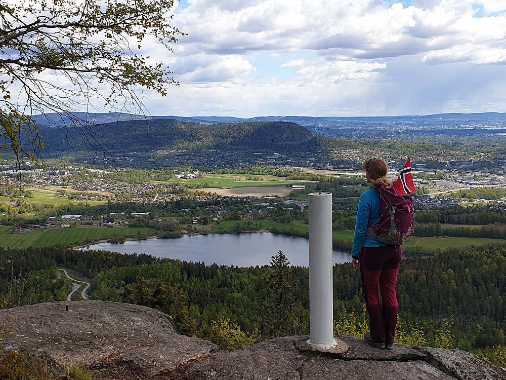 Utsikt fra Ramsåsutsikten mot bl.a. Stovivannet og Kolsås