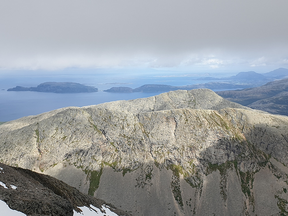 Kula i forgrunnen, og glimt av Torghatten og Vega i bakgrunnen