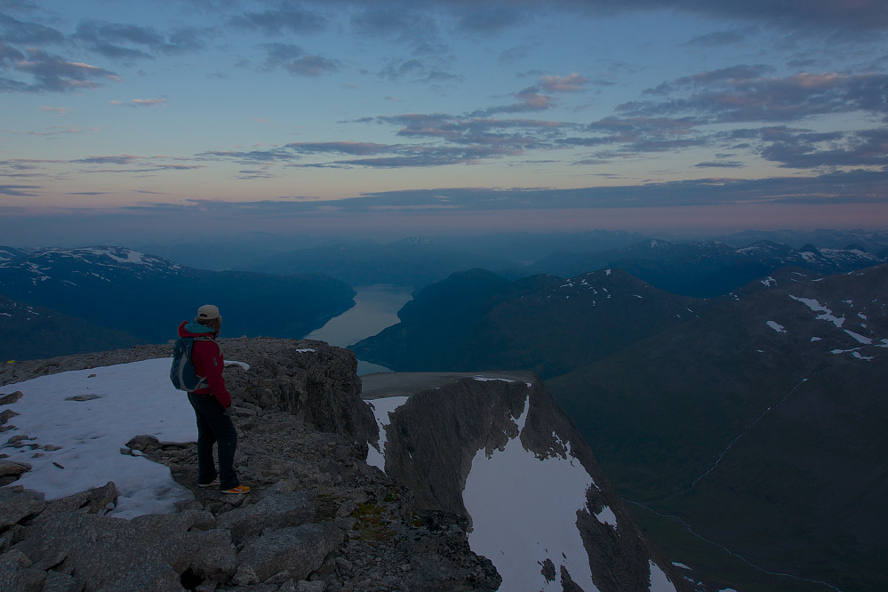 Utsikt fra Skåla mot Nordfjord, før soloppgang