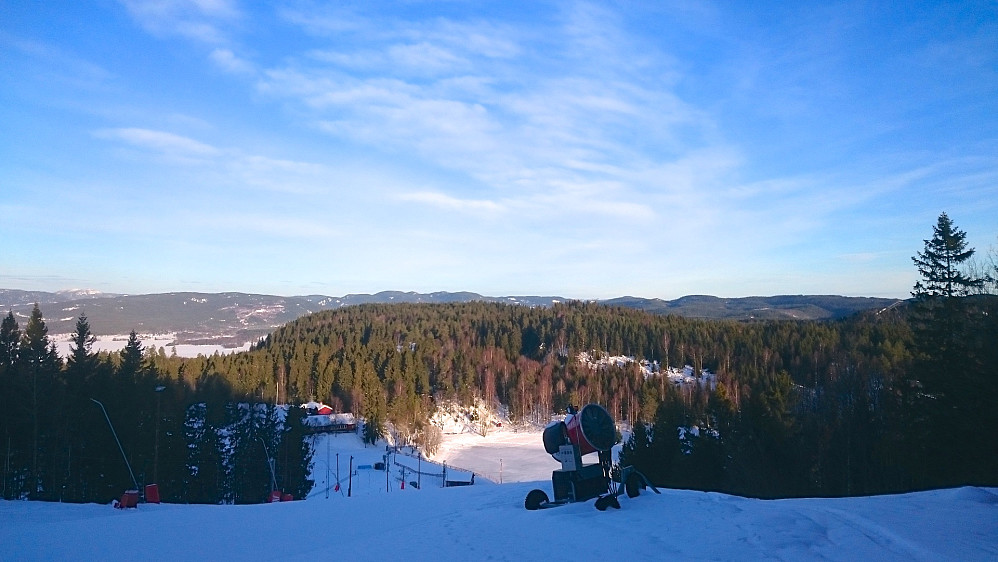 Utsikt fra Grefsenkollen Øst mot bl.a. Trollvann og Maridalsvannet. Den største hoppbakken på Linderudkollen sees helt til høyre.