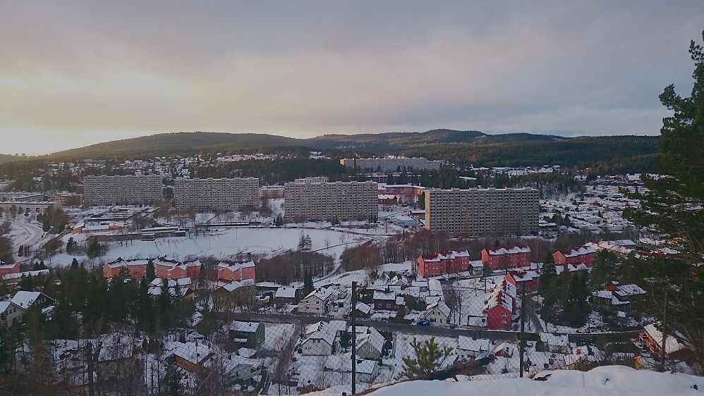 Utsikt fra stien mellom Ravnkollen og Grorud, mot bl.a. blokkene på Ammerud