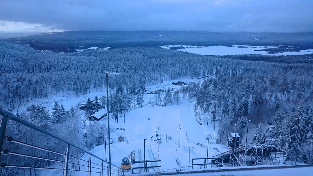 Utsikten fra det største hopptårnet i Linderudkollen, mot bl.a. Maridalsvannet og Holmenkollen