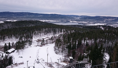 Utsikt fra hopptårnet mot Linderudkollen, Maridalsvannet og Tryvann.