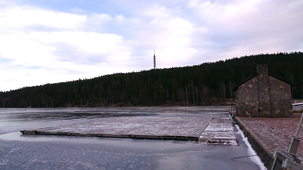 Røverkollen sett fra demningen til Steinbruvann